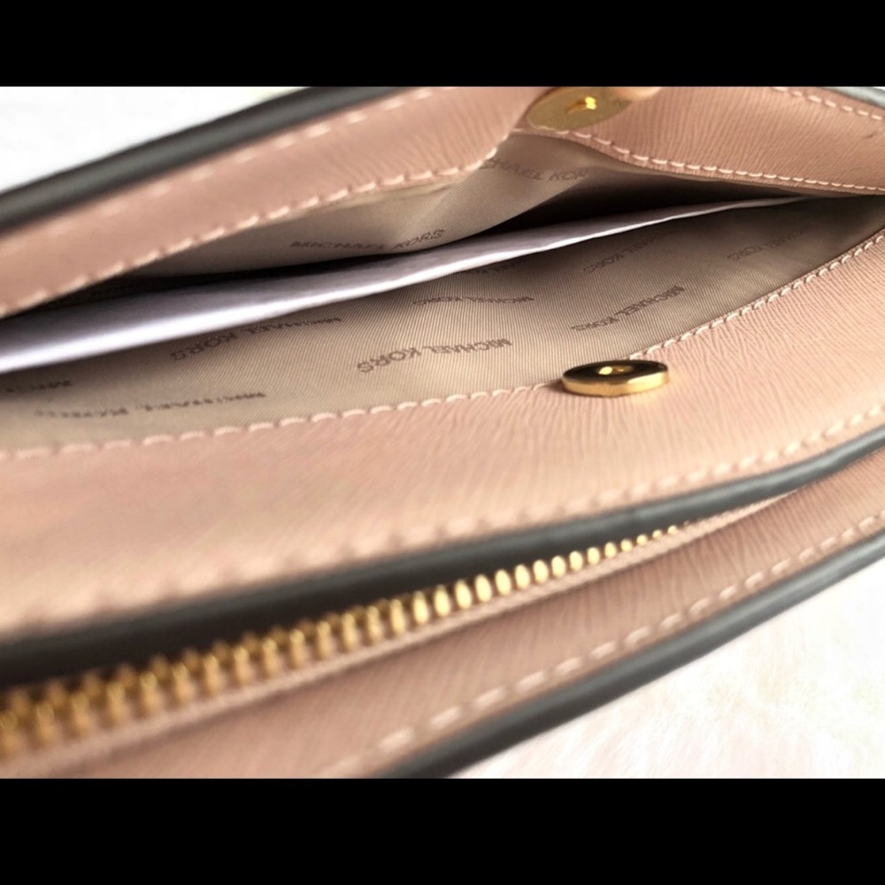 🌟Michael Kors Blush Pink Leather Crossbody Clutch - Picture 4 of 6